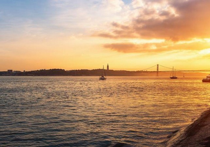 Romantic Dinner on a Private Yacht