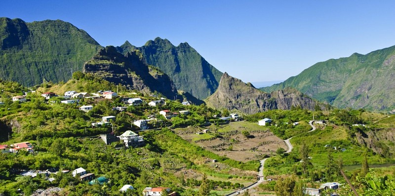 Shuttle Transfer from Roland-Garros Airport to the Main Sites in La Réunion