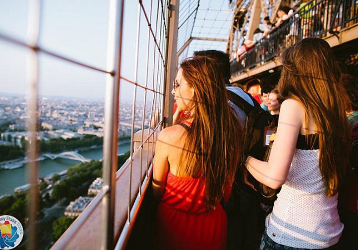 Tour of the Eiffel Tower with English-speaking Guide – Priority access to the 2nd floor