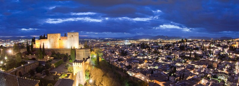 Guided Walking Tour of the Alhambra, Flamenco Show and Tour of the Albaicin in Granada by Night