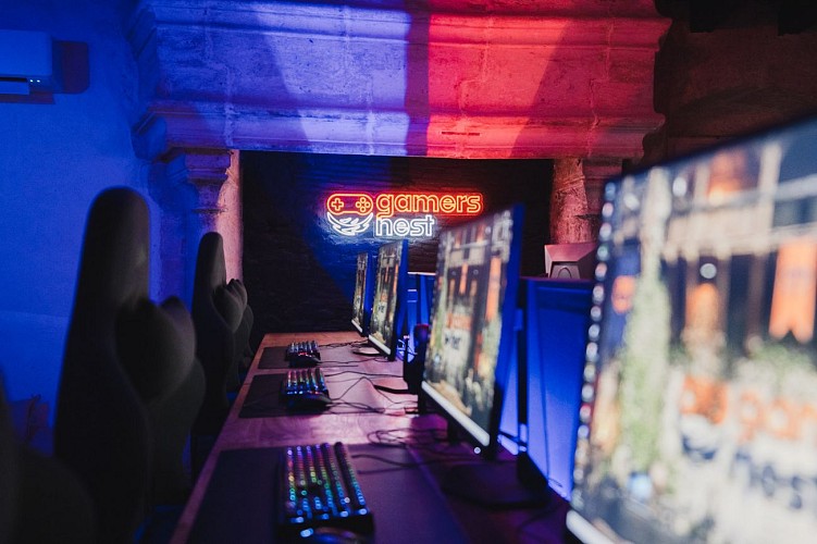 La Tour - Salle gaming avec ses 9 PC