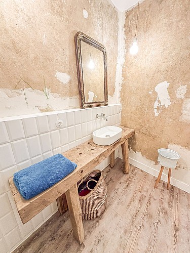 Le gîte dispose de trois salles d'eau et quatre WC
