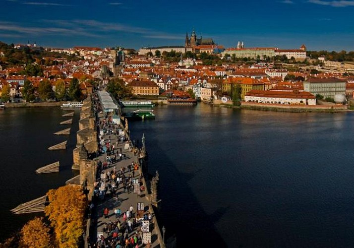 Visite guidée de Prague à pied et en bateau & déjeuner inclus - en français