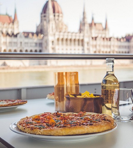 Party Cruise in Budapest: Pizza & Beer