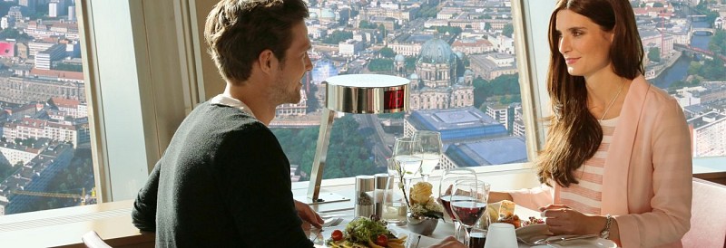 Cena romántica en la cima de la Torre de Berlín