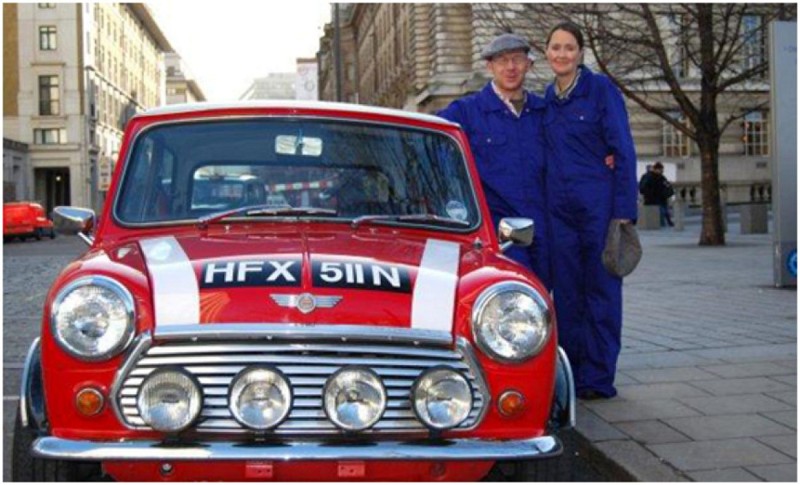 Londres en Mini, bajo el tema de la película "The Italian Job"