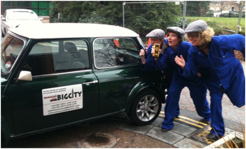 Londres en Mini, bajo el tema de la película "The Italian Job"