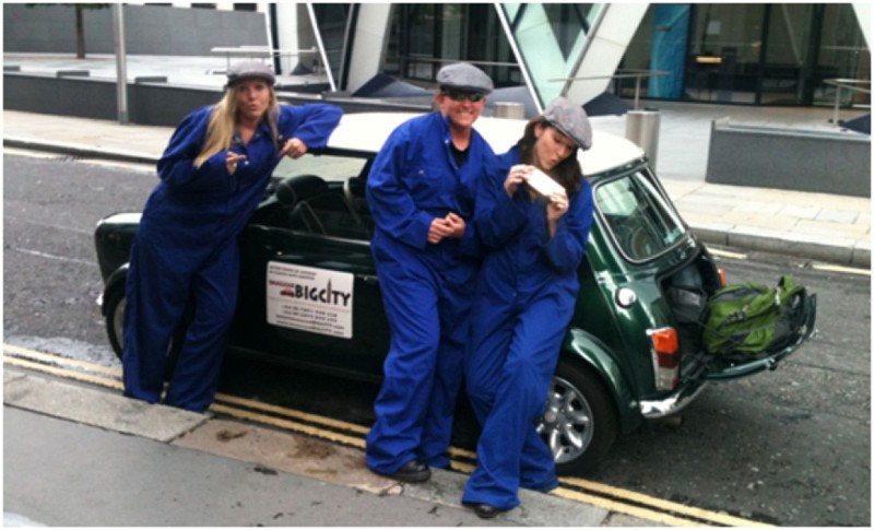 Londres en Mini, bajo el tema de la película "The Italian Job"