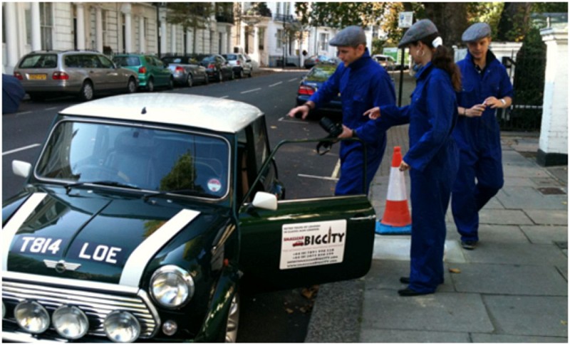 Londres en Mini, bajo el tema de la película "The Italian Job"