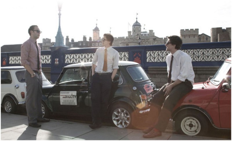 Londres en Mini, bajo el tema de la película "The Italian Job"
