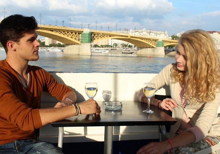Croisière sur le Danube : Dégustation de vin & Concert - Transferts en option - Budapest