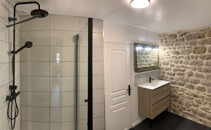 vacances-au-lac-de-saint-pardoux-badkamer-1-15