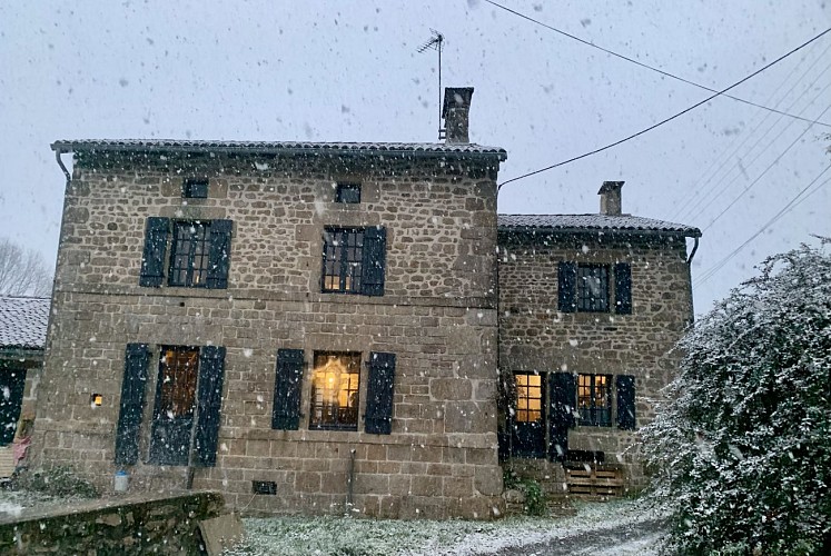 vacances-au-lac-de-saint-pardoux-gite-14-personnes-exterieur-maison-derriere-03