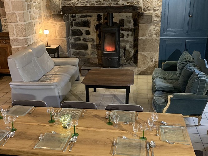 vacances-au-lac-de-saint-pardoux-woonkamer-eettafel-04