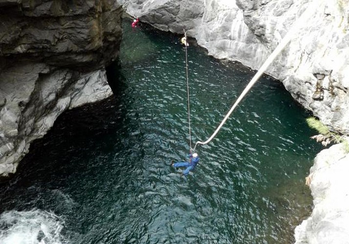 Go Canyoning in the "Trou Blanc" Canyon in La Réunion