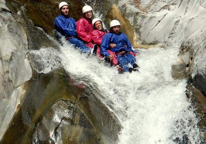 Descente du canyon "Trou Blanc" dans le Cirque de Salazie à La Réunion