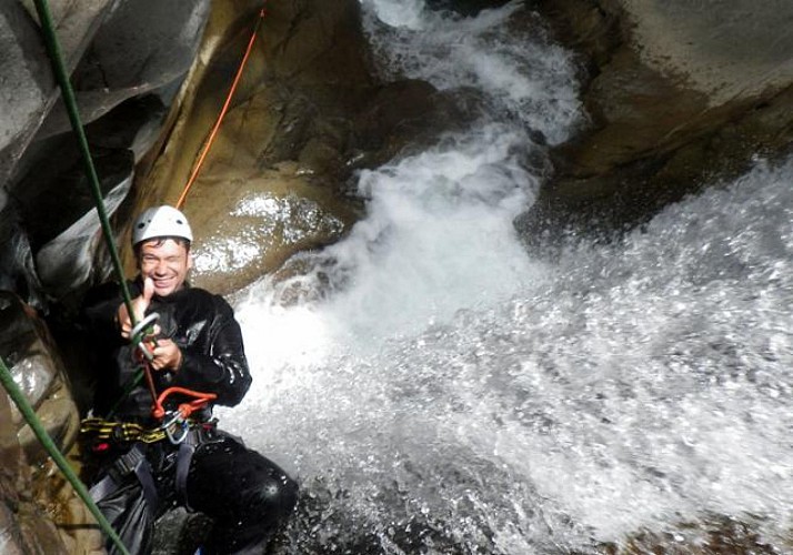 Descente du canyon "Trou Blanc" dans le Cirque de Salazie à La Réunion