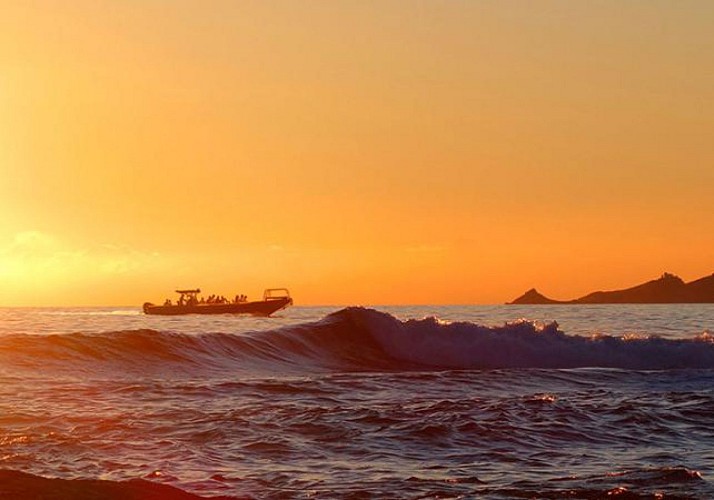 Promenade en bateau au coucher du soleil sur les îles Sanguinaires - au départ du Golfe de Lava à 40min d'Ajaccio