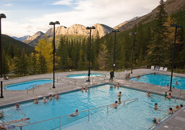 Baignade dans les sources thermales Miette Hot Springs - Dans le Parc national de Jasper