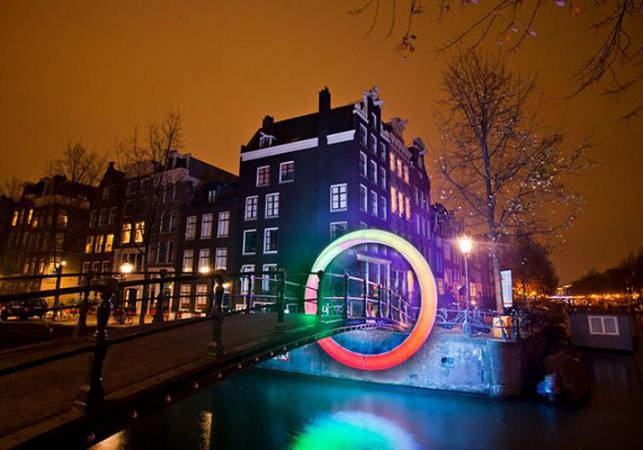 Das Amsterdam Light Festival von den Grachten aus erleben