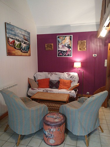 Salon avec canapé et fautueils