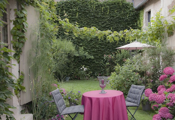 Agréable jardin fleuri privé
