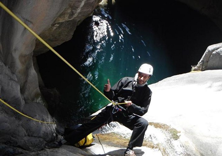 Go Ganyoning in the "Fleur Jaune" Canyon in La Réunion