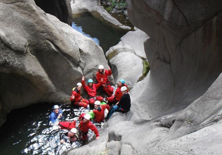 Go Ganyoning in the "Fleur Jaune" Canyon in La Réunion