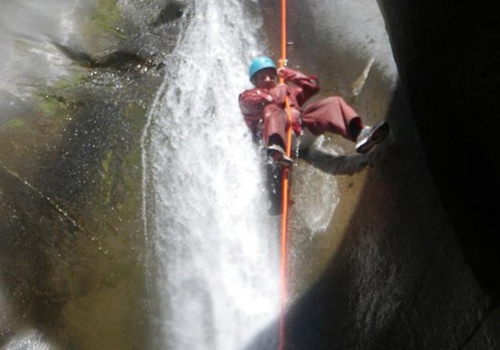 Descente du canyon "Fleur Jaune" dans le Cirque de Cilaos à La Réunion
