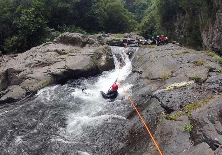 Canyoning dans la rivière Langevin à La Réunion