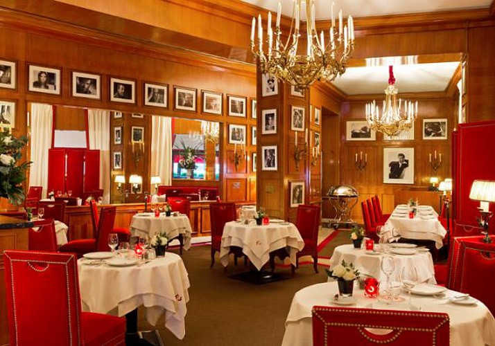 Der Glamour der Champs-Elysées: Kabarett Crazy Horse Paris und Abendessen im Fouquet's