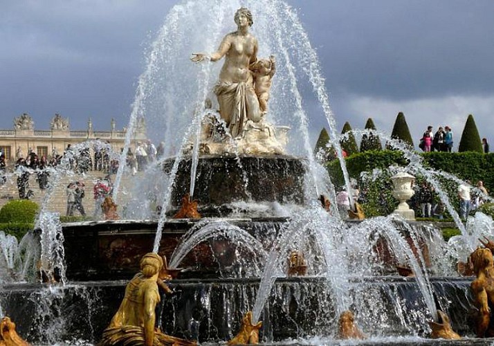 Visite de Versailles avec guide et féerie d'eau dans les jardins du Château (période estivale) - Coupe file - Transferts inclus