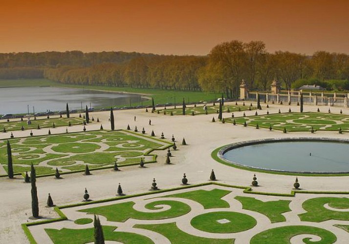 Visite de Versailles avec guide et féerie d'eau dans les jardins du Château (période estivale) - Coupe file - Transferts inclus