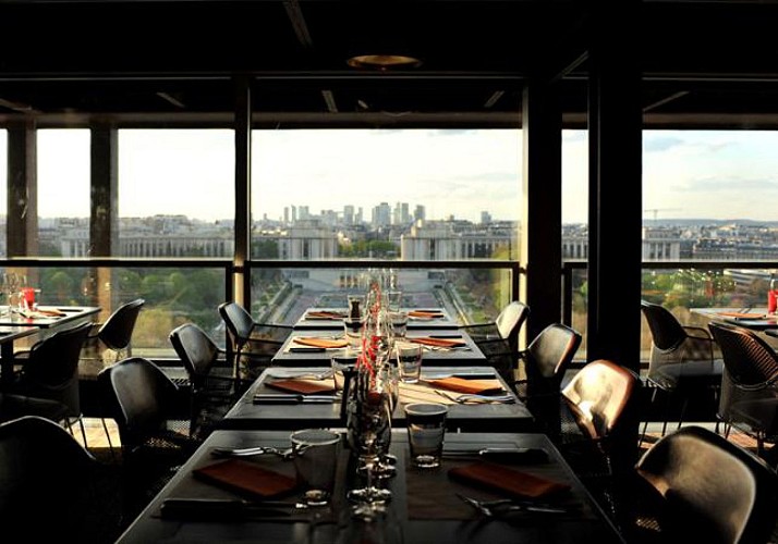 Guided Tour of the Louvre Museum + guided visit at Eiffel Tower – Skip the line