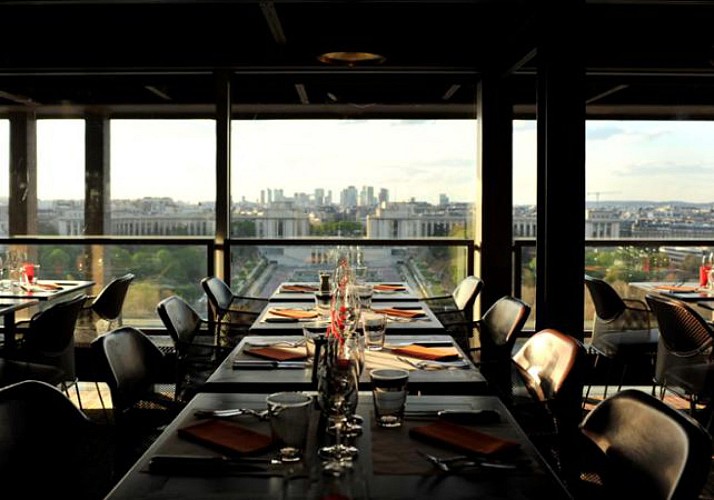 Visita del Museo del Louvre, pranzo alla Torre Eiffel e visita di Notre Dame - Biglietto saltafila