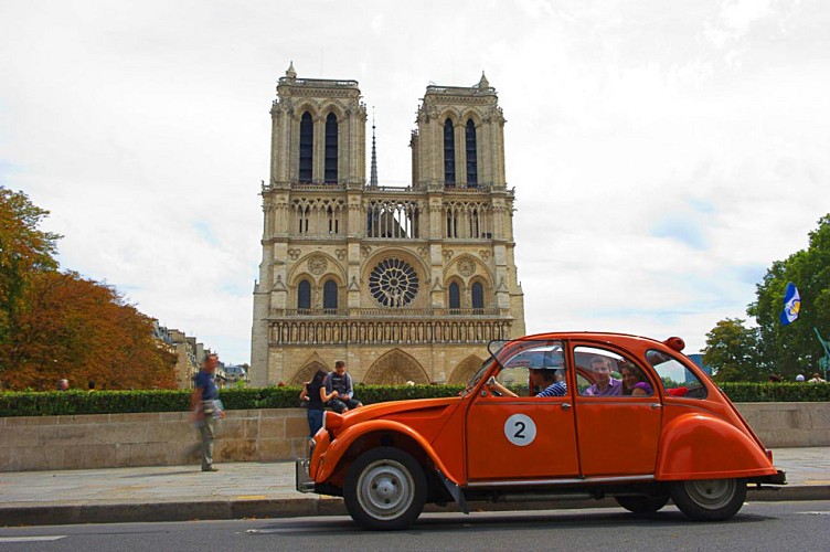 Discover Paris in a Retro 2CV Car – 90-minute tour