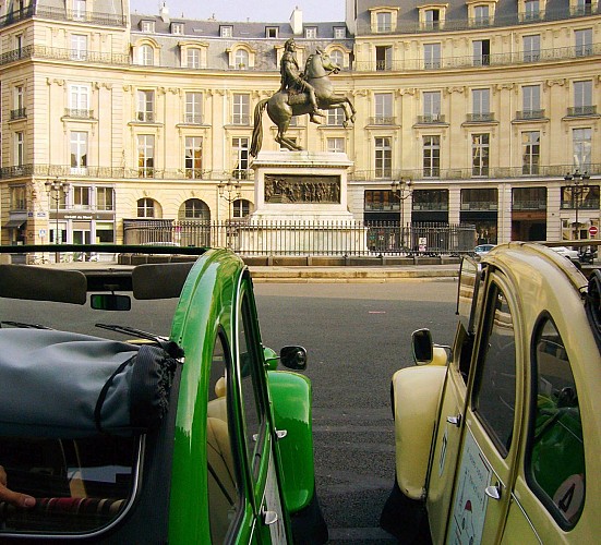 Discover Paris in a Retro 2CV Car – 90-minute tour