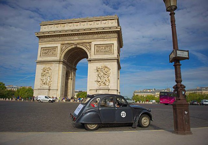 Discover Paris in a Retro 2CV Car – 90-minute tour