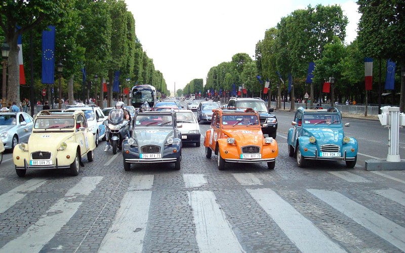 Discover Paris in a Retro 2CV Car – 90-minute tour