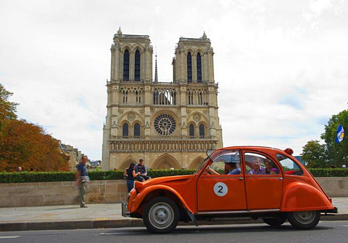 Discover Paris in a Retro 2 CV Car – 45 Minute Tour