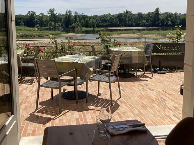 Vue sur la terrasse en bord de Loire