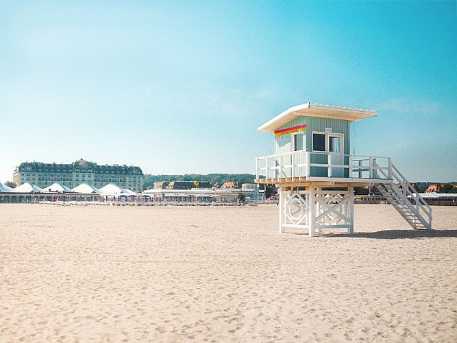 Plage de Deauville et son poste de secours