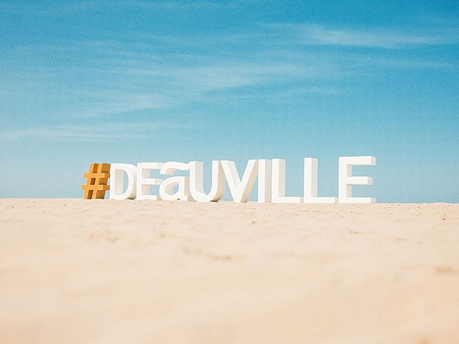 Plage de Deauville et ses lettres