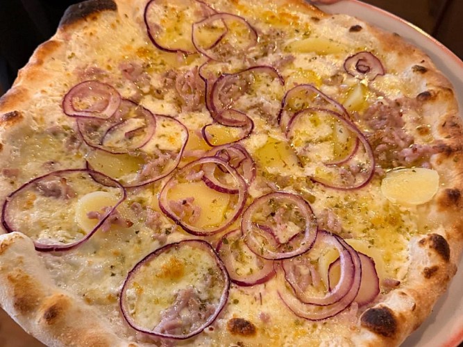 Découvrez la Pizza Savoyarde de Gustotini Trattoria, faite maison.