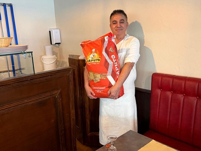 À Gustotini, tout commence par la farine et le savoir-faire du pizzaiolo