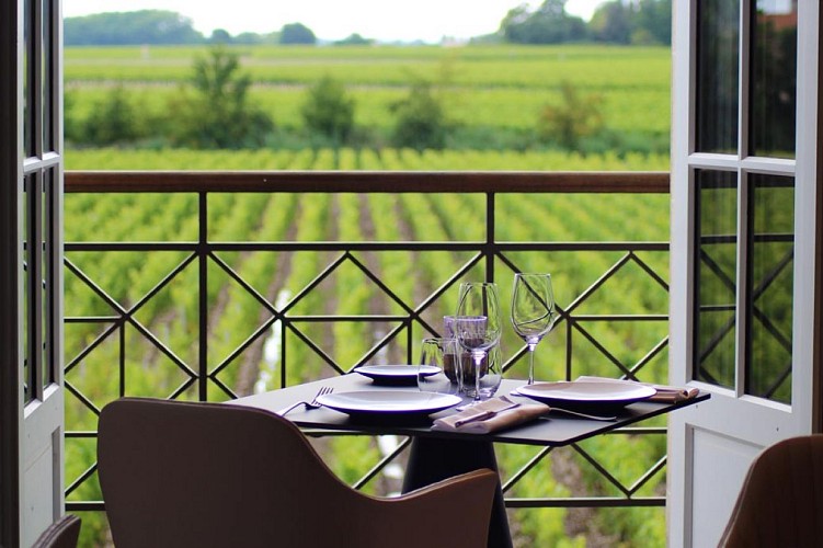 Salle-etage-au-marquis-de-terme-restaurant-margaux-vue-sur-les-vignes
