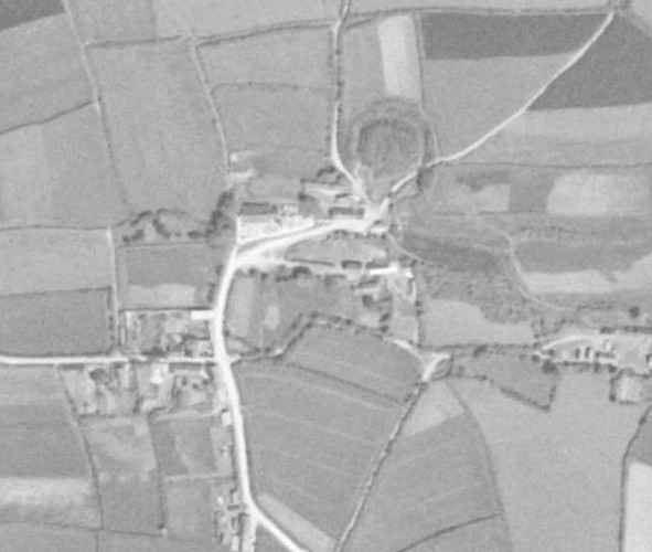 Photos aériennes de 1951 du bourg de Lamber. La motte est recouverte de végétation