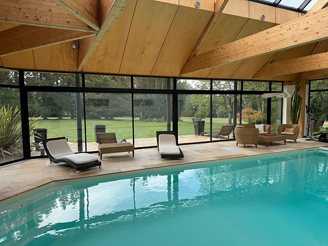 Piscine intérieure vue 2