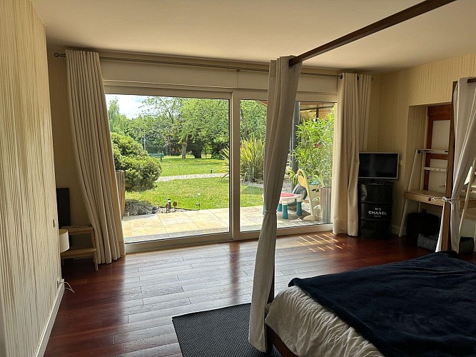 Chambre parentale avec vue sur le jardin