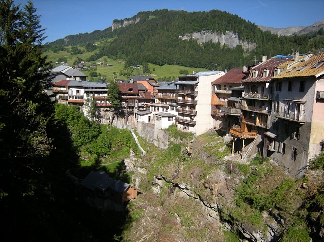 Suspended houses – panoramic view